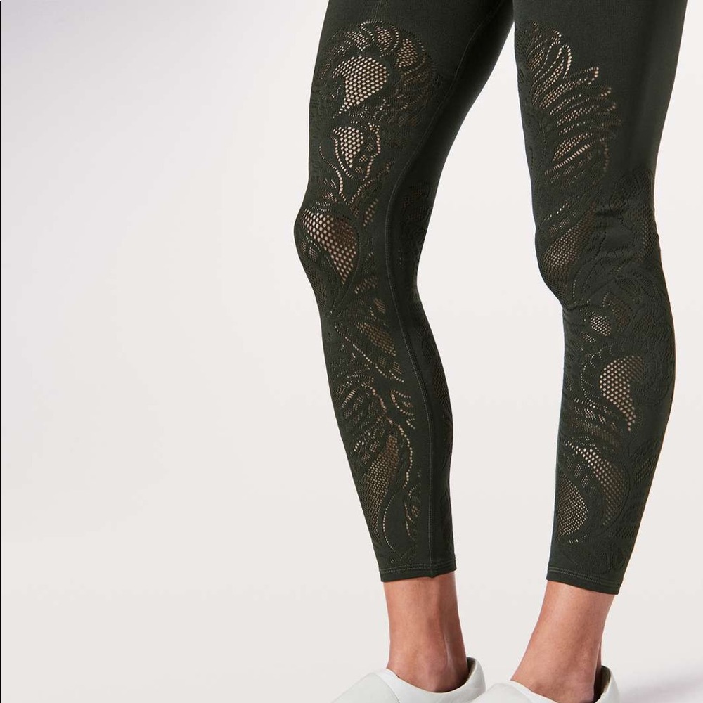 Lululemon Reveal 7/8 Tight size 6 EVGR